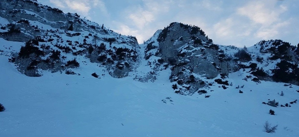 Valanga sull'Altissimo, il cornicione di neve cede mentre fa scialpinismo e viene trascinato per un centinaio di metri nel